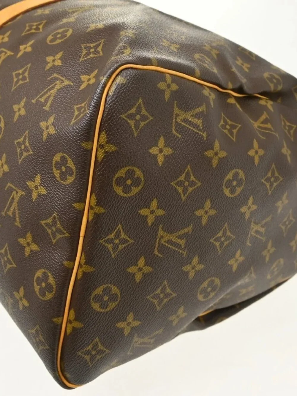 Louis Vuitton outside 	ab